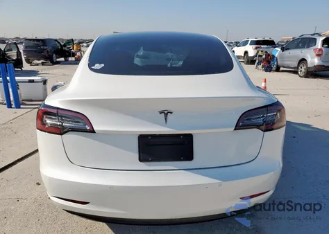 2021 Tesla Model 3 z USA, uszkodzony, nr VIN 5YJ3E1EA1MF064528